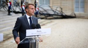 Macron: Robert Golob, seçim zaferinizden dolayı tebrikler