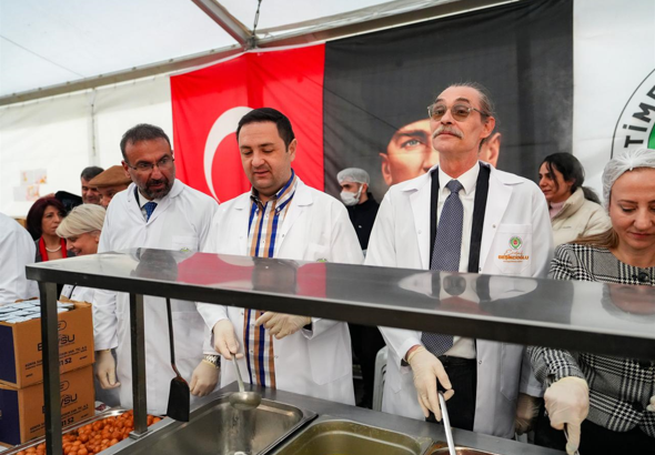 Başkan Beşikcioğlu, iftarda vatandaşlarla bir araya geldi