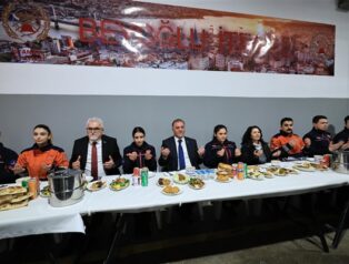 Aslan, Beyoğlu İtfaiyesi’nde iftar programına katıldı Aslan, Beyoğlu İtfaiyesi’nde iftar programına katıldı