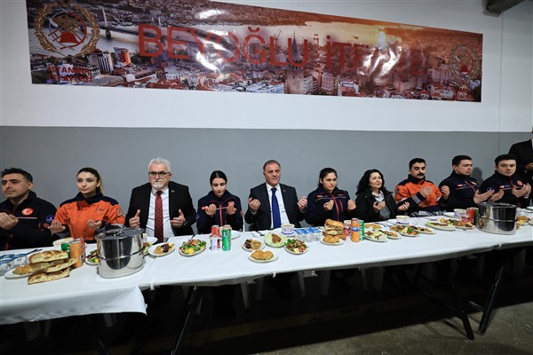 Aslan, Beyoğlu İtfaiyesi’nde iftar programına katıldı Aslan, Beyoğlu İtfaiyesi’nde iftar programına katıldı