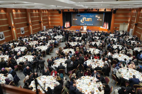 AK Parti İstanbul İl Başkanlığı’nda şehit aileleri ve gaziler iftarı AK Parti İstanbul İl Başkanlığı’nda şehit aileleri ve gaziler iftarı