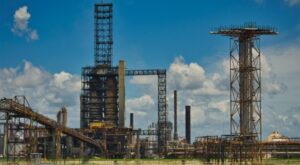 Petrol yükseldi, altın ve gümüş geriledi