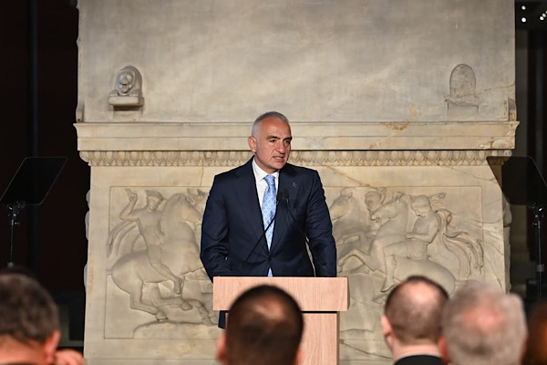 Bakan Ersoy: Türkiye, yakmadan barışa ve insanlığa hizmet etmektedir Bakan Ersoy: Türkiye, yakmadan barışa ve insanlığa hizmet etmektedir