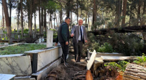 İzmir’de fırtınadan etkilenen mezarlıklarda onarım çalışmaları başladı