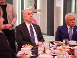 Zafer Partisi Genel Başkanı Özdağ, Adana’da iftar programına katıldı Zafer Partisi Genel Başkanı Özdağ, Adana’da iftar programına katıldı