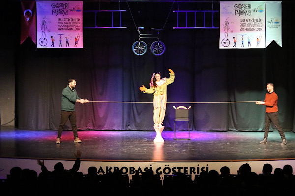 Van’da akrobasi gösterileri 150 okulda çocuklarla buluştu Van’da akrobasi gösterileri 150 okulda çocuklarla buluştu