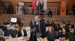 Başkan Vekili Aksoy, gençlerle iftar yaptı