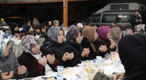 İzmit Belediyesi’nin Yeşilova mahalle iftarında vatandaşlar bir araya geldi