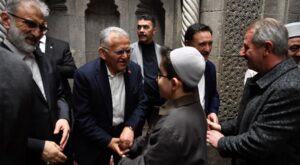 Başkan Büyükkılıç, Kayseri’de vatandaşlarla bayramlaştı