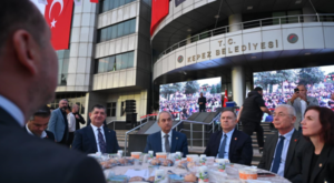 Kepez’de Kadir Gecesi’nde 5 bin kişilik iftar sofrası kuruldu