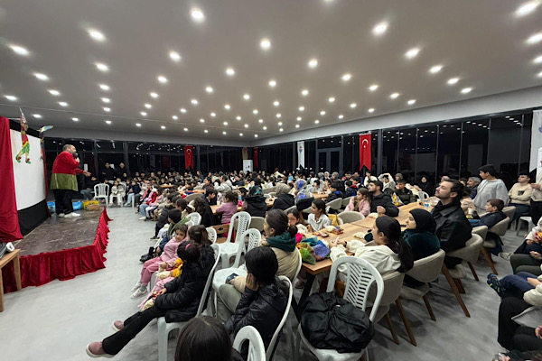 Yalova’da Karagöz ve Hacivat binlerce çocukla buluştu Yalova’da Karagöz ve Hacivat binlerce çocukla buluştu