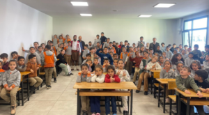 Büyükşehir Şehir Tiyatrosu oyuncuları, öğrencilerle bir araya geldi