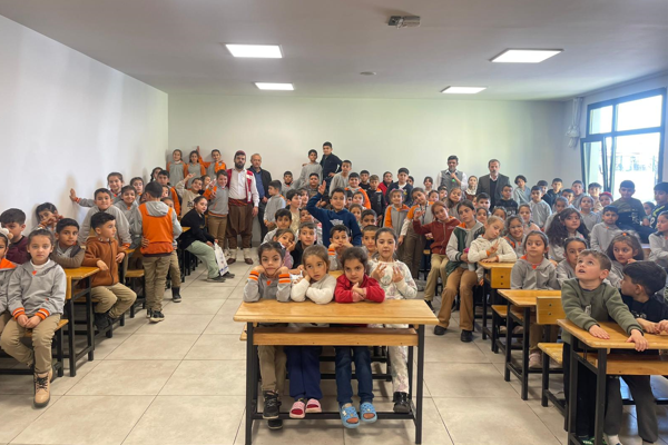 Büyükşehir Şehir Tiyatrosu oyuncuları, öğrencilerle bir araya geldi Büyükşehir Şehir Tiyatrosu oyuncuları, öğrencilerle bir araya geldi