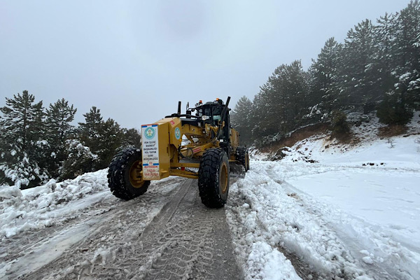 Manisa Spil Dağı’nda kar mesaisi gerçekleştirildi Manisa Spil Dağı’nda kar mesaisi gerçekleştirildi