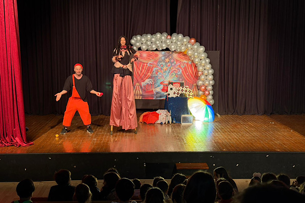 Yalova’da mini sirk gösterisi çocuklarla buluştu