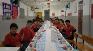 Esenler’de öğrenciler için okulda iftar programı düzenlendi
