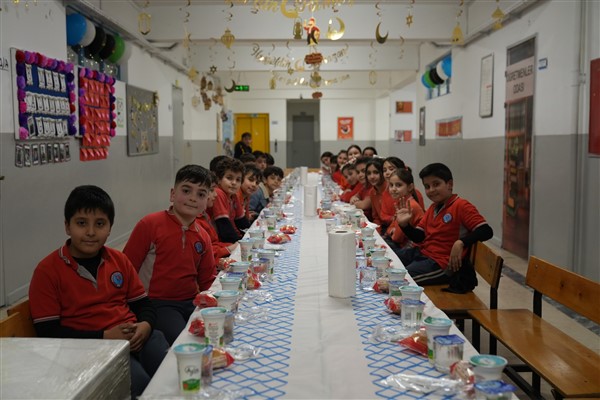 Esenler’de öğrenciler için okulda iftar programı düzenlendi Esenler’de öğrenciler için okulda iftar programı düzenlendi