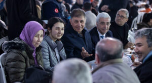 İzmir Büyükşehir Belediyesi’nin iftar sofrası Menemen’de kuruldu