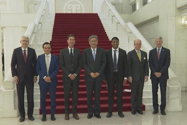 Çin Ticaret Bakanı Wang, küresel ilaç temsilcileriyle Pekin’de buluştu