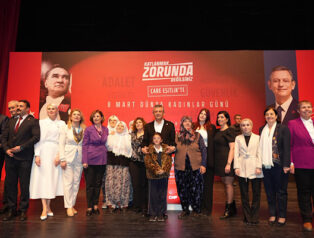 CHP Genel Başkanı Özel, “Kadınlar Buluşması” programına katıldı CHP Genel Başkanı Özel, “Kadınlar Buluşması” programına katıldı