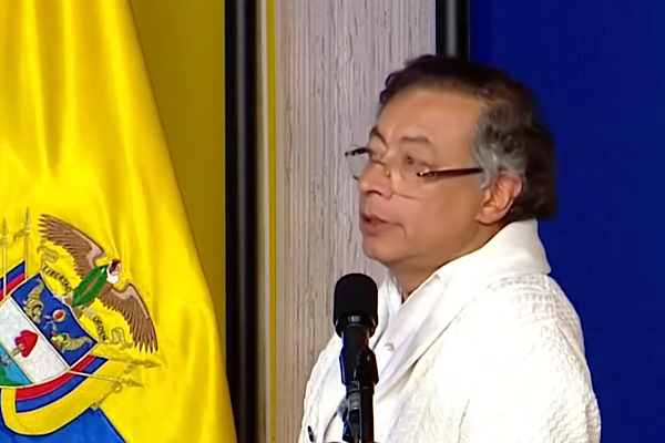 Petro: Modern silah alımı için CONPES imzalandı