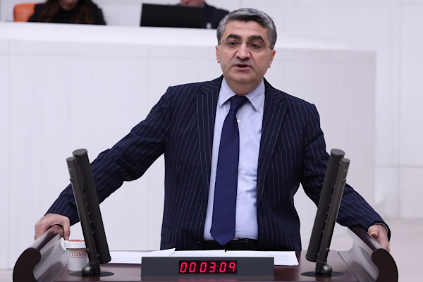 Ekmen: Türkiye, konuşanın kendini adliyede bulduğu bir ülke olmamalı Ekmen: Türkiye, konuşanın kendini adliyede bulduğu bir ülke olmamalı