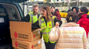 Ümraniye’de metro duraklarında iftariyelik dağıtımı yapıldı