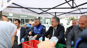 Gemlik Belediyesi’nden iftar öncesi ramazan pidesi ikramı