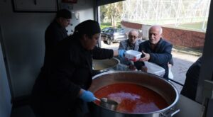 Konak’ta Ramazan’da sıcak yemek dağıtımı başladı