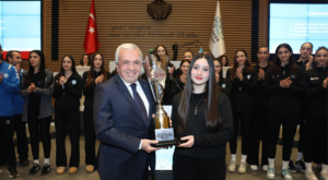 Nilüfer Belediyespor Kadın Voleybol Takımı kupasını Başkan Özdemir’e verdi