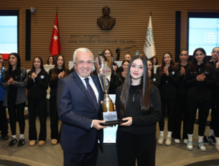 Nilüfer Belediyespor Kadın Voleybol Takımı kupasını Başkan Özdemir’e verdi