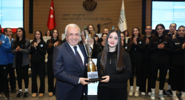 Nilüfer Belediyespor Kadın Voleybol Takımı kupasını Başkan Özdemir’e verdi