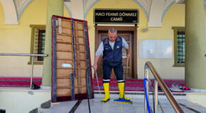 Çukurova’da camiler bayram temizliği ile ibadete hazırlandı