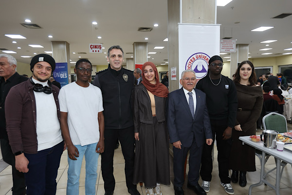 Başkan Büyükkılıç, iftar sofrasında öğrenciler ve siyasi temsilcilerle buluştu Başkan Büyükkılıç, iftar sofrasında öğrenciler ve siyasi temsilcilerle buluştu