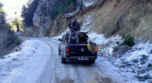 Alanya’nın kırsal bölgelerinde yol bakım ve tuzlama çalışması yapıldı