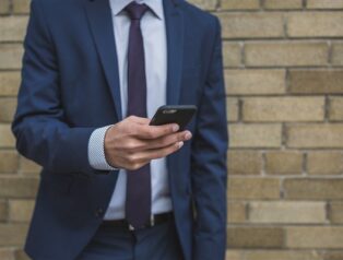 Saar, Azerbaycanlı mevkidaşı Bayramov ile görüştü