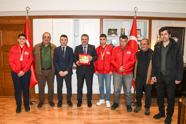 Genç, TEKNOFEST 2025’te Türkiye birincisi olan öğrencileri ağırladı Genç, TEKNOFEST 2025’te Türkiye birincisi olan öğrencileri ağırladı