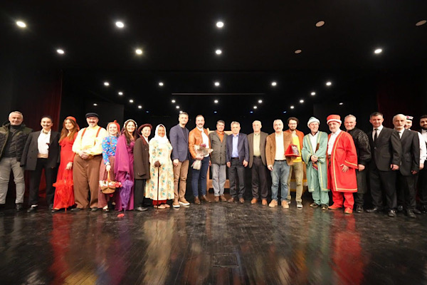 GBŞT, Akçaabat’ta “Kavuklu Yapay Zekaya Karşı” ile sahne aldı GBŞT, Akçaabat’ta “Kavuklu Yapay Zekaya Karşı” ile sahne aldı