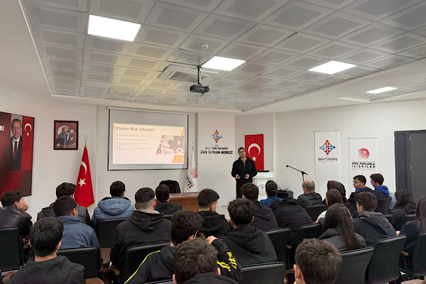 Batman Sivil Toplum Merkezi gençleri ağırladı