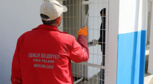 Gemlik’te halı sahalarda bakım ve onarım çalışmaları sürüyor