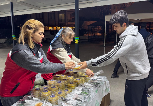 Yalova’da Kadir Gecesi’nde vatandaşlara ikramlarda bulunuldu