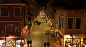 Sırrı Paşa Caddesi’nde Ramazan aydınlatması yapıldı