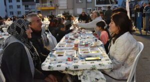Kepez’de iftar sofraları vatandaşları buluşturmaya devam ediyor