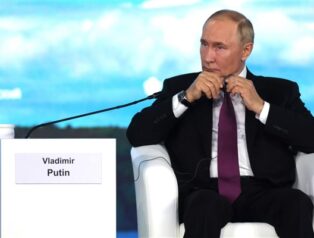 Putin, İran Devlet Başkanı Pezeşkiyan ile görüştü