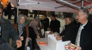 İzmit Belediyesi, Kadir Gecesi’nde helva ikram etti