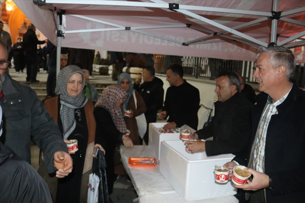 İzmit Belediyesi, Kadir Gecesi’nde helva ikram etti