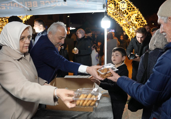 Düzce’de kandil simidi ve şeker dağıtıldı Düzce’de kandil simidi ve şeker dağıtıldı