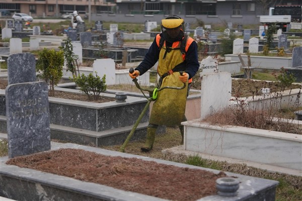 Düzce’de bayram öncesi mezarlık ve cami temizliği yapılıyor