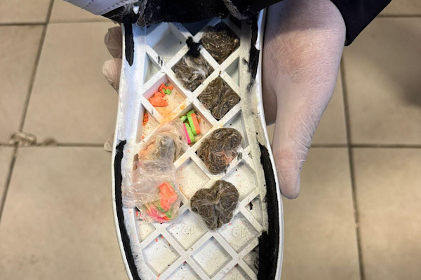 Karaköprü’de ayakkabı tabanına gizlenmiş uyuşturucu ele geçirildi Karaköprü’de ayakkabı tabanına gizlenmiş uyuşturucu ele geçirildi