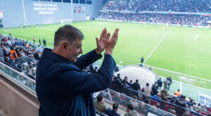 Başkan Tugay, Karşıyaka ve Eskişehirspor karşılaşmasını tribünden takip etti